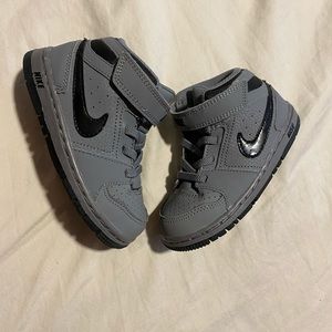 Nike boys shoes 8C